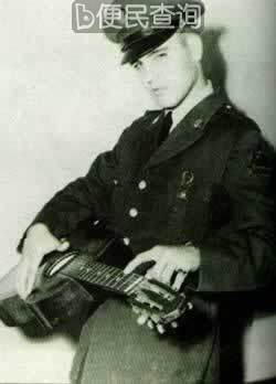 美国当红歌星猫王穿上军装