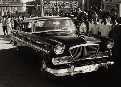 第一辆“红旗”牌高级轿车在长春第一汽车制造厂诞生