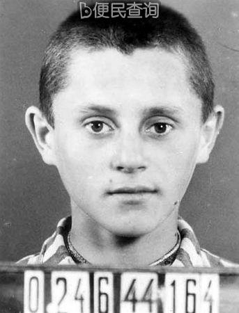 这个男孩名叫David Jacubovics。1944年6月，他从奥斯威辛被带到布痕瓦尔德集中营。