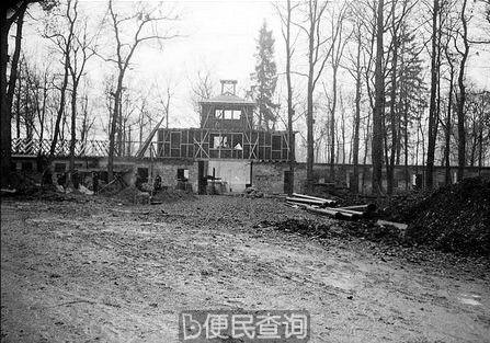 1937年，还未完工的布痕瓦尔德集中营大门处情景。