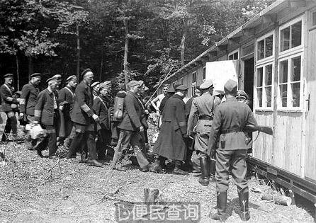 1937年7月，纳粹党卫军将关押在集中营里的“犯人”转到布痕瓦尔德新建的木头兵营里。