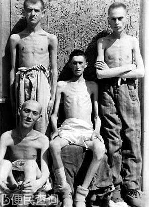 在美军解放布痕瓦尔德集中营4周之后，4名曾经被关押的犹太人合影留念。