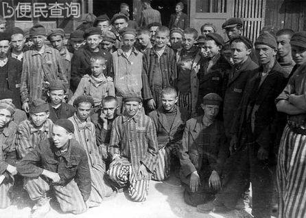 一群在1945年4月获得解放的集中营被关押者。