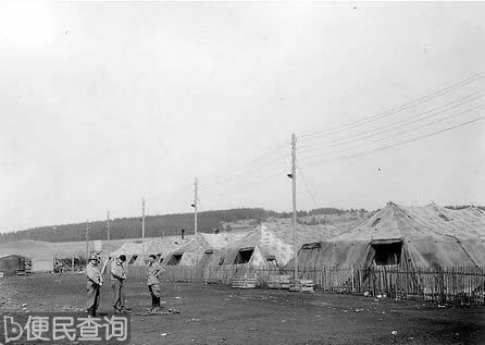 美军抵达了布痕瓦尔德附近的Espenfeld帐篷集中营。照片摄于1945年4月。