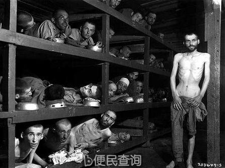 1945年4月，美军解放了布痕瓦尔德集中营。这张照片记录了获得解放时集中营内的情景。